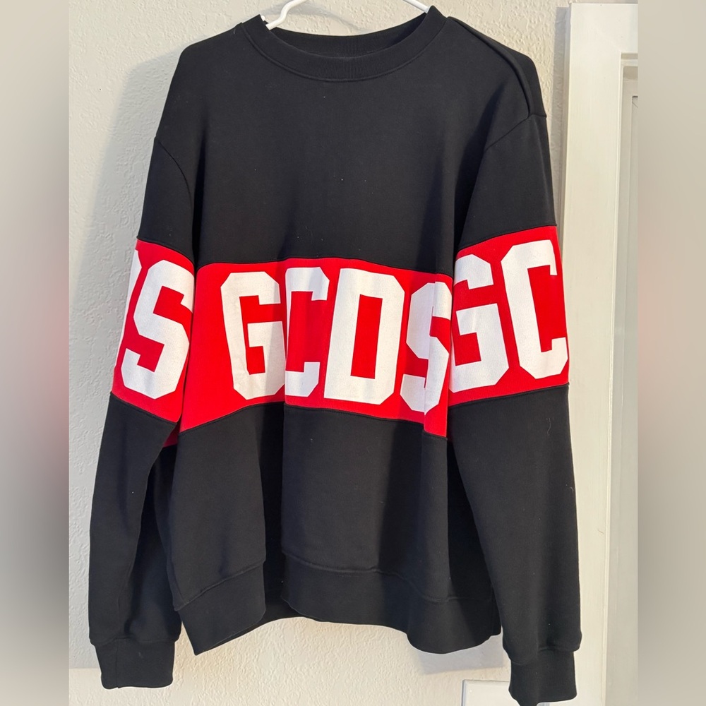 GCDS sweatshirt.